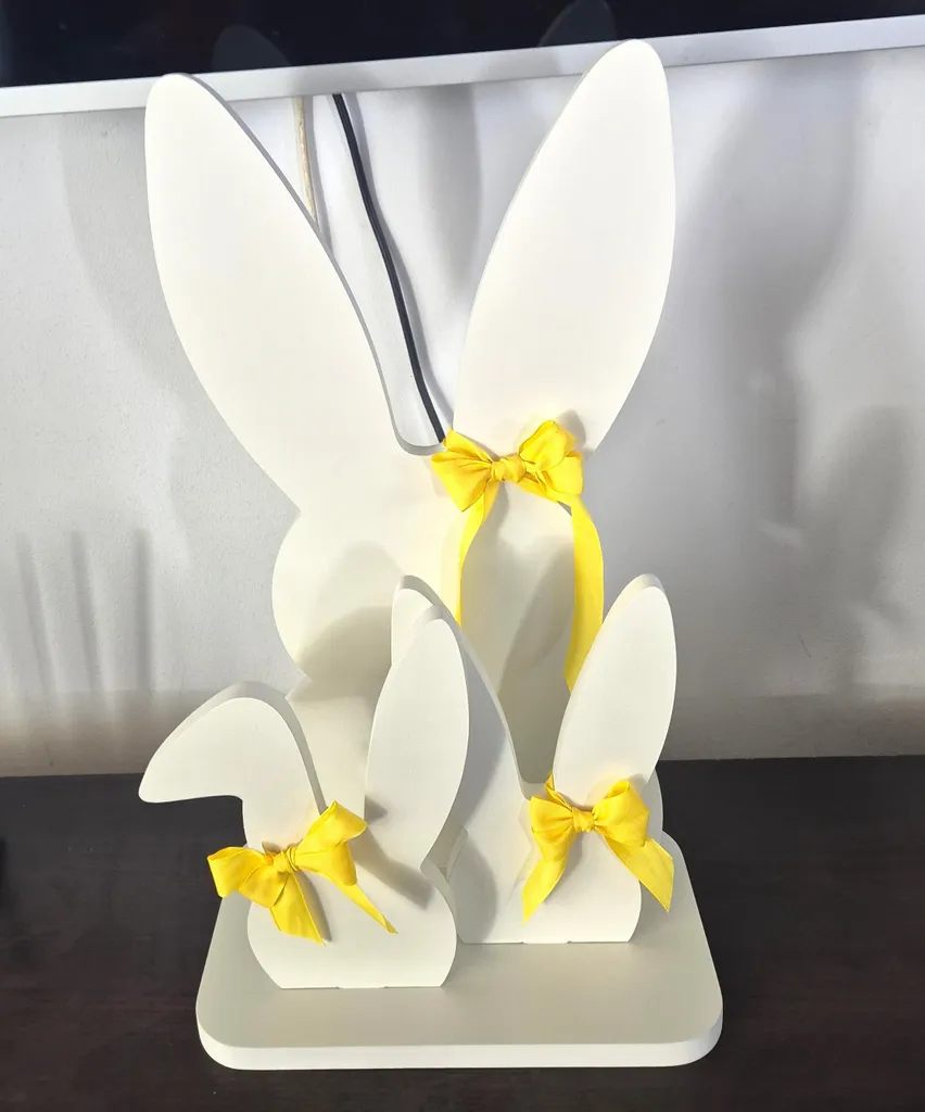 Famille de lapins de Pâques sur support en bois pour décoration de table