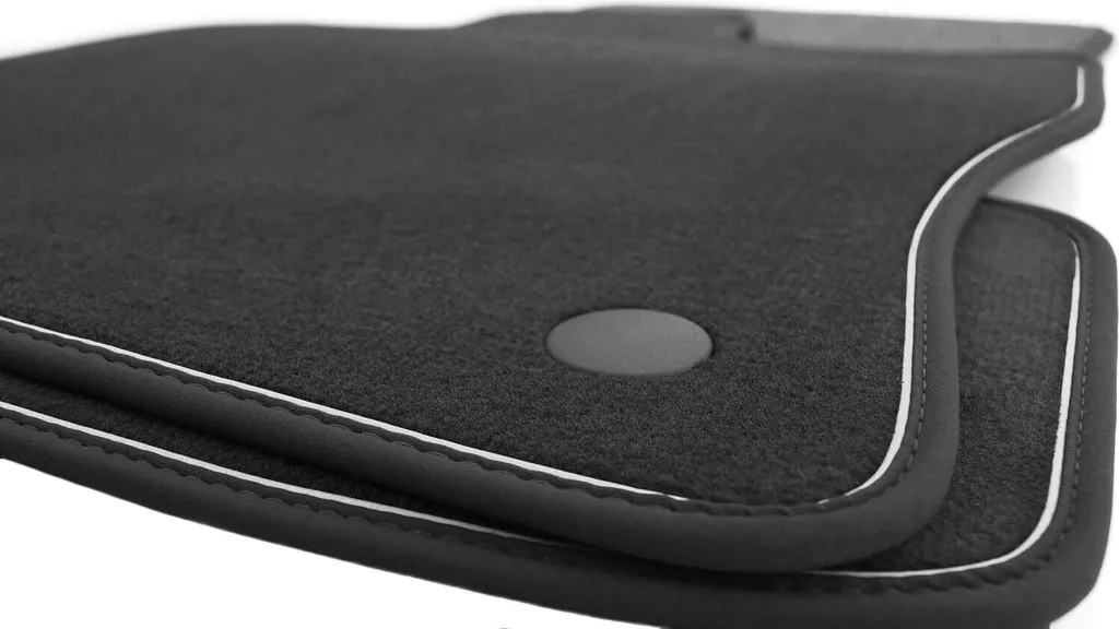 Tappetini per Fiat 500 Neri con Bordi Bianchi - Set 2 Pezzi Velours