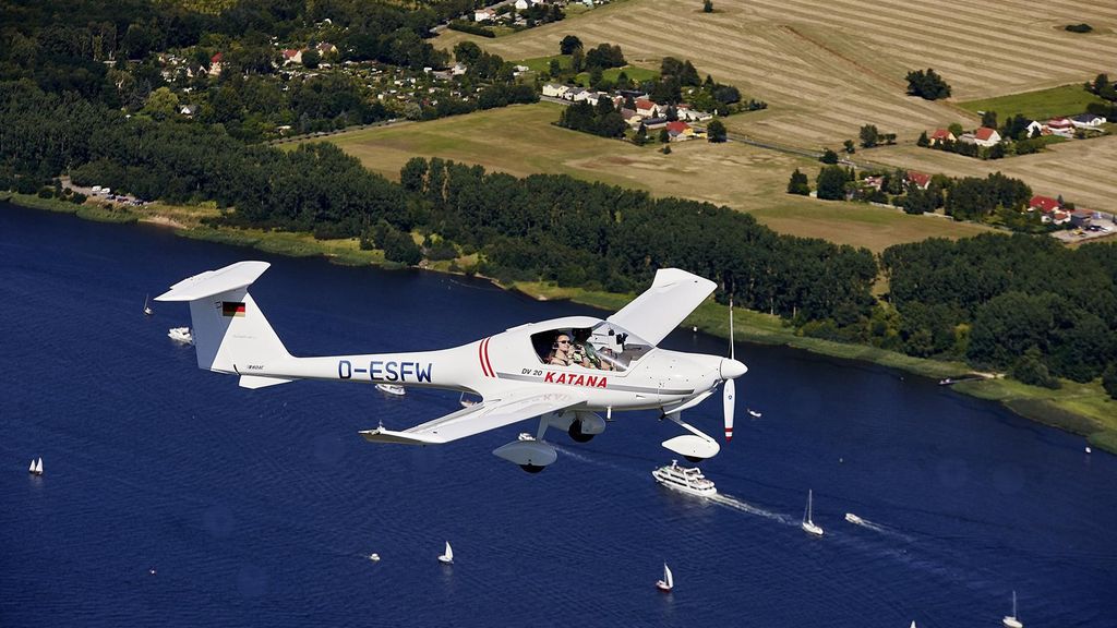 Jochen Schweizer Flugzeug selber fliegen Barth; Erlebnis verschenken oder selbst erleben; Gutschein gültig für 1 Person Zuschauer am Start- und ...