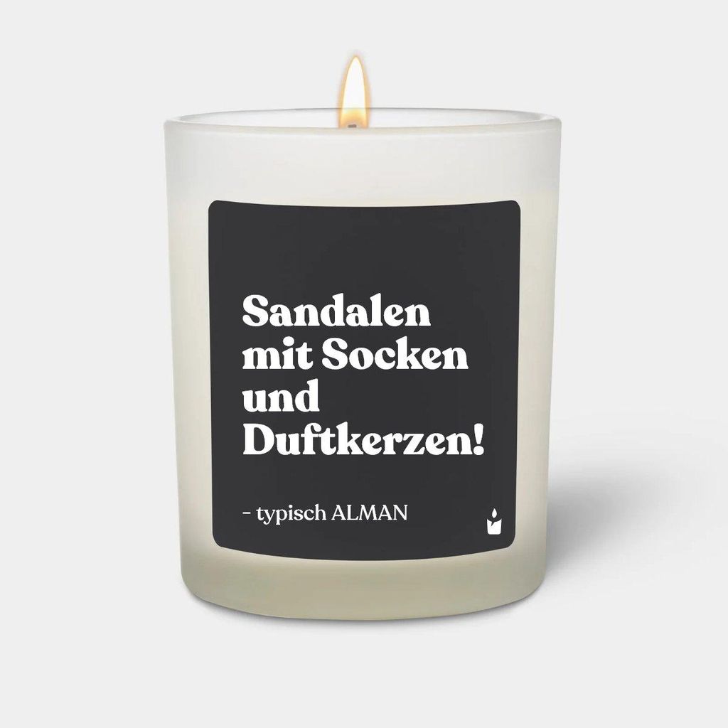 ChattyCandles Duftkerze Weiss Woody Sandalen mit Socken und Duftkerzen! Typisch Alman