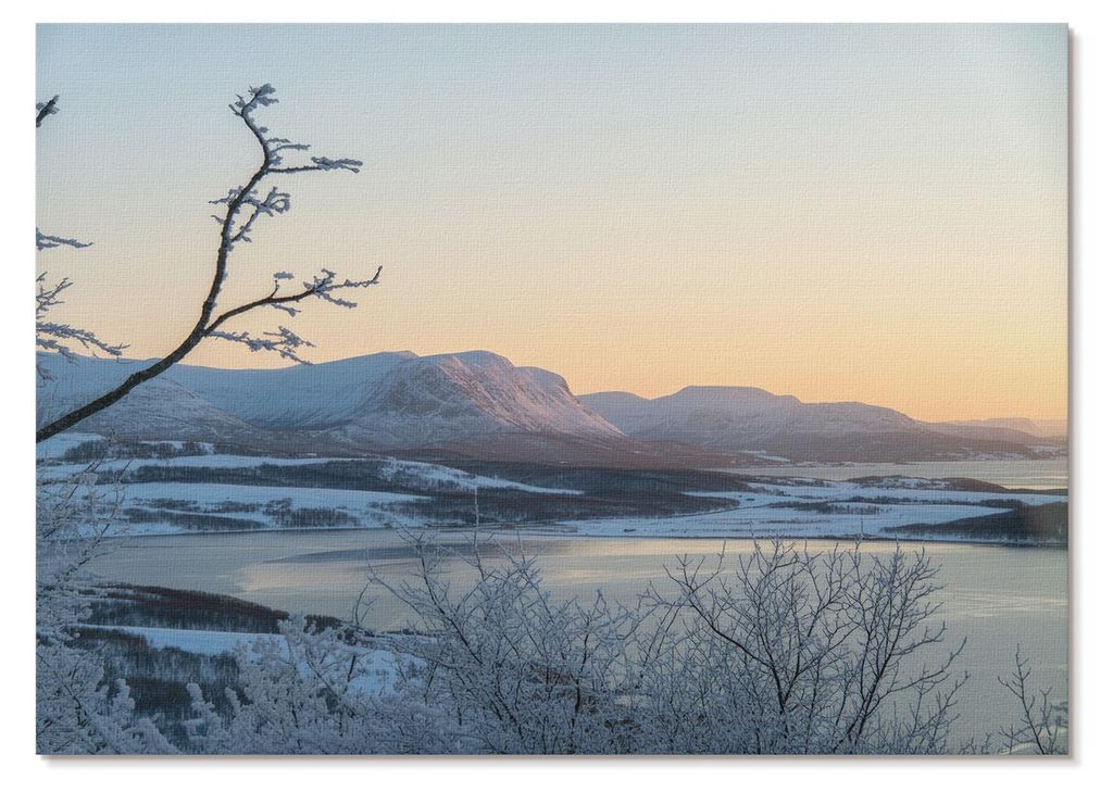 POSTER - 59x42 cm (A2) - Nevara - Winterlandschaft mit Bergen, Wasser und Bäumen in der Abenddämmerung - Wandbild für Wohnzimmer Schlafzimmer & ...