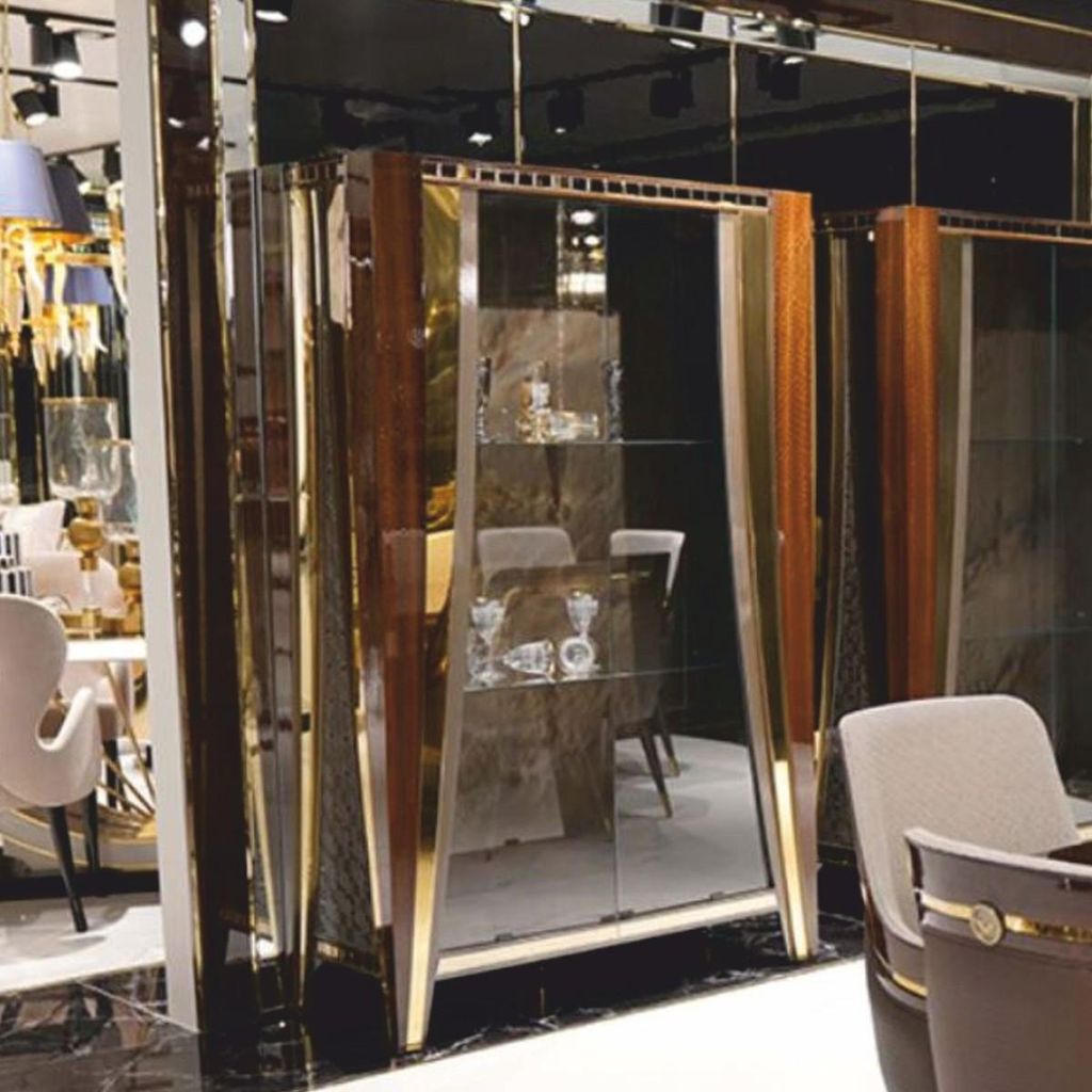 Casa Padrino Luxus Vitrine mit 2 Glastüren Braun / Gold 130 x H. 200 cm - Luxus Möbel
