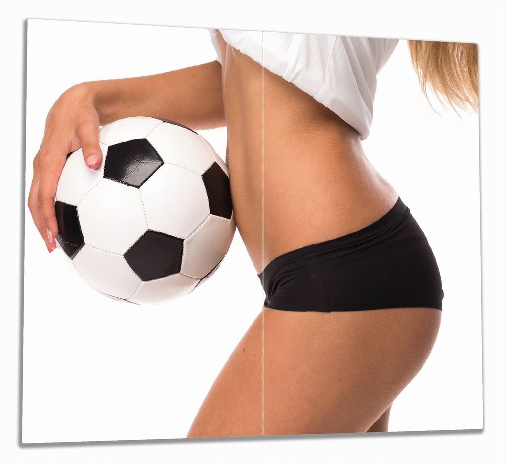 Wallario Herdabdeckplatte aus Glas, Größe 60 x 52 cm 2-teilig, Motiv Fußball - sexy Frau mit einem Fußball