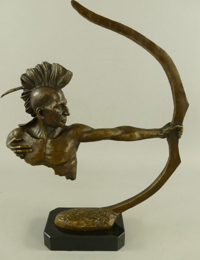 Casa Padrino Luxus Bronze Deko Skulptur Indianer mit Bogen Bronze / Schwarz H. 42 cm