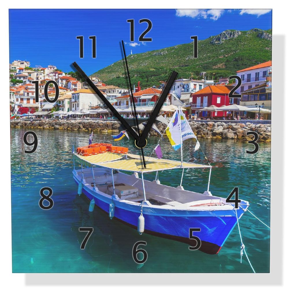 Wallario Design Wanduhr Fischerboot im Hafen aus Aluverbund, Größe 30 x 30 cm