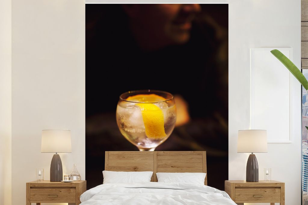 MuchoWow Fototapete für Wohnzimmer oder Schlafzimmer Wandtapete Vinyl Motivtapete Ein Gin Tonic mit etwas Zitrone - 160x240 cm - Vinyltapete