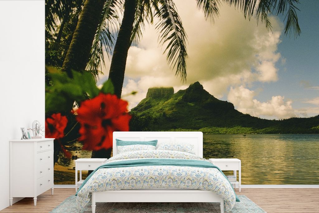 MuchoWow Fototapete für Wohnzimmer oder Schlafzimmer Wandtapete Vinyl Motivtapete Rote Blume auf Bora Bora - 525x350 cm - Das Hintergrundbild