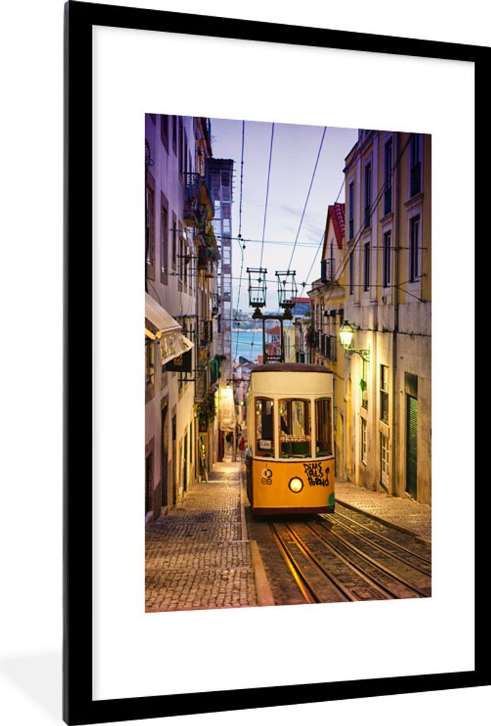 MuchoWow Gerahmtes Poster Die Seilbahn einer Straßenbahn in Lissabon am Abend 60x90 cm - Poster mit Schwarzem Bilderrahmen Wandposter Rahmen Fot...