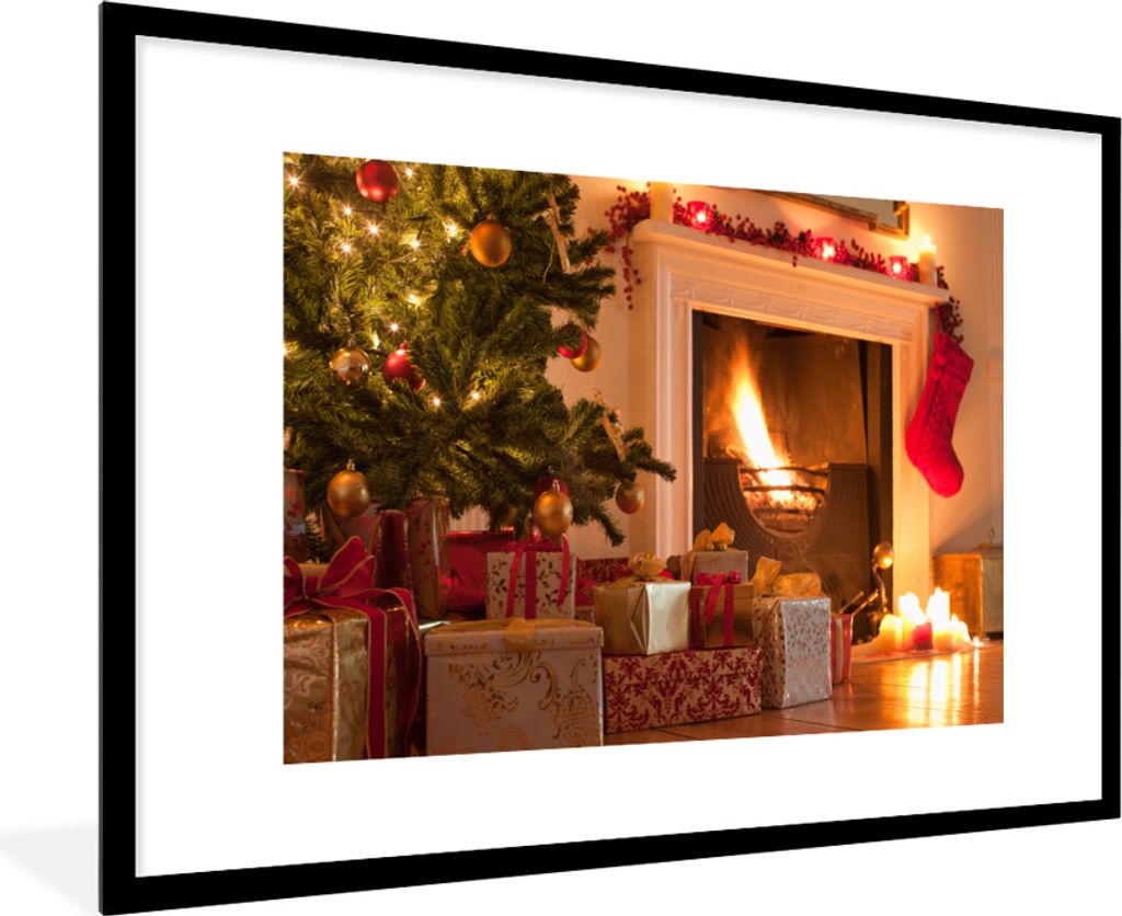 MuchoWow MuchoWow Gerahmtes Poster Weihnachtsbaum und Strumpf neben dem Kamin 90x60 cm - Poster mit zchwarzem Bilderrahmen - Wanddekoration - F...