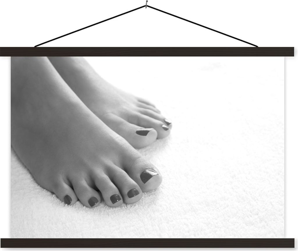 MuchoWow Textilposter Füße mit Zehennägeln - schwarz und weiß 150x100 cm mit schwarzem Rahmen - Schlafzimmer