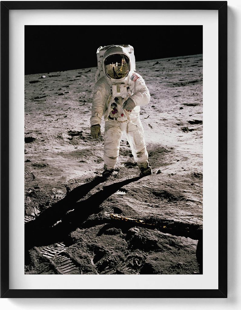Der erste Mensch auf dem Mond - NASA-Foto– Wandbild mit Rahmen – Gerahmtes Bild – Wanddekoration – 60x80 cm – Schwarz Rahmen