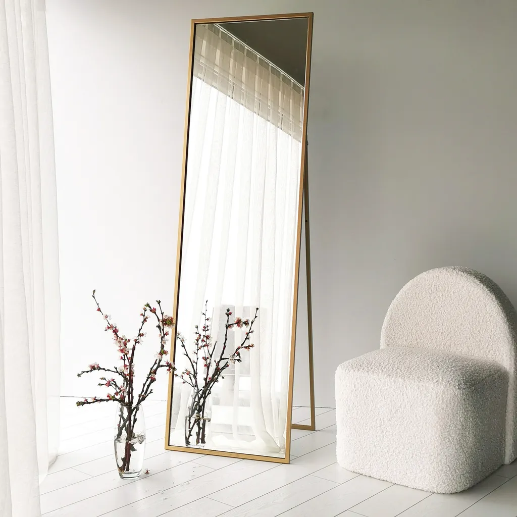 Agrandissez votre Pièce avec ce Miroir sur Pied Doré Haute Qualité