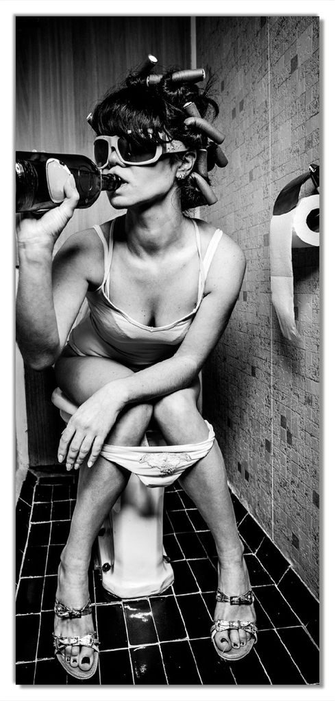 Wallario selbstklebende Türtapete 93 x 205 cm - Kloparty - Sexy Frau auf Toilette mit Weinflasche - Abwischbar, rückstandsfrei zu entfernen