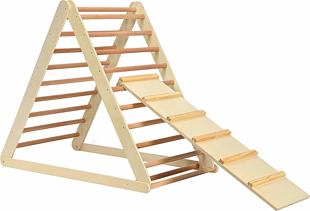 Aire de jeux intérieure en bois triangle et échelle pour motricité enfant