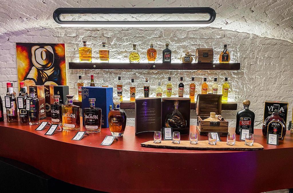 Jochen Schweizer Rum Seminar München; Erlebnis verschenken oder selbst erleben; Gutschein gültig für 1 Person Gruppengröße: 4-12 Personen