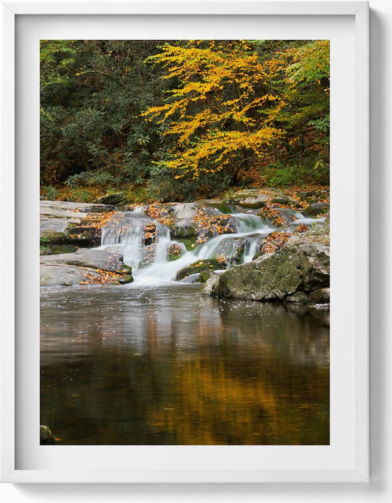 Grüne Landschaft an einem Waldbach– Wandbild mit Rahmen – Gerahmtes Bild – Wanddekoration – 60x80 cm – Weiß Rahmen