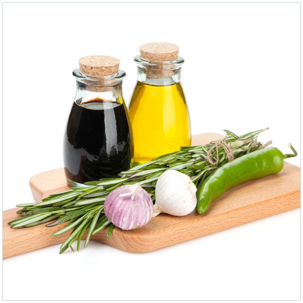 Wallario Magnet für Kühlschrank / Geschirrspüler, magnetisch haftende Folie - 60 x 60 cm, Motiv: Gewürze, Kräuter und Öle auf einem Holz-Schn...