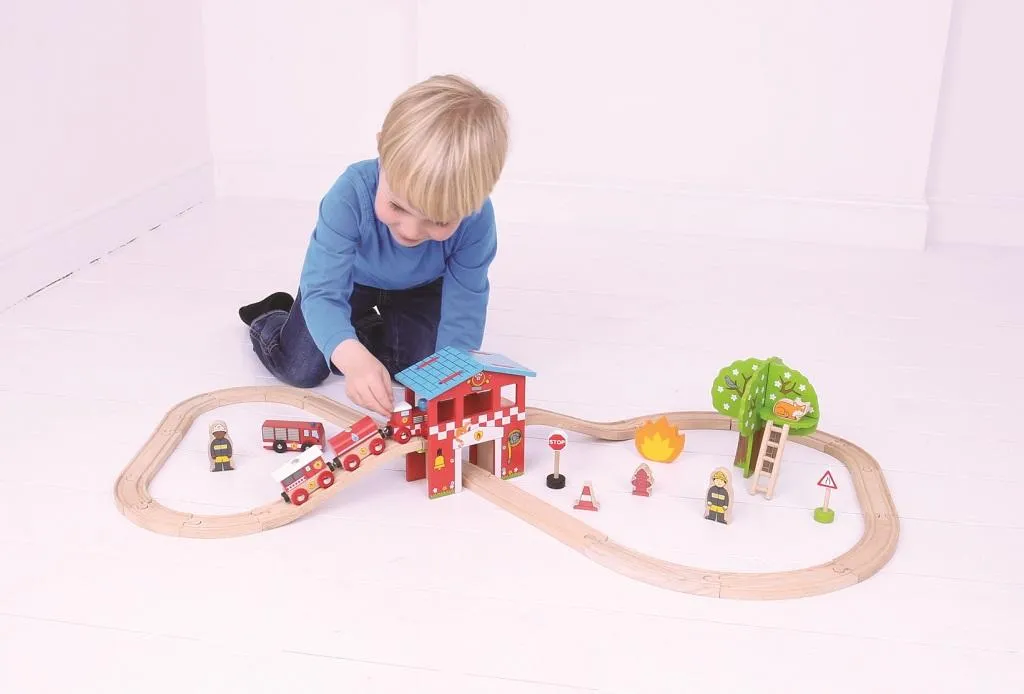 Chemin de fer en bois caserne de pompiers avec train et accessoires