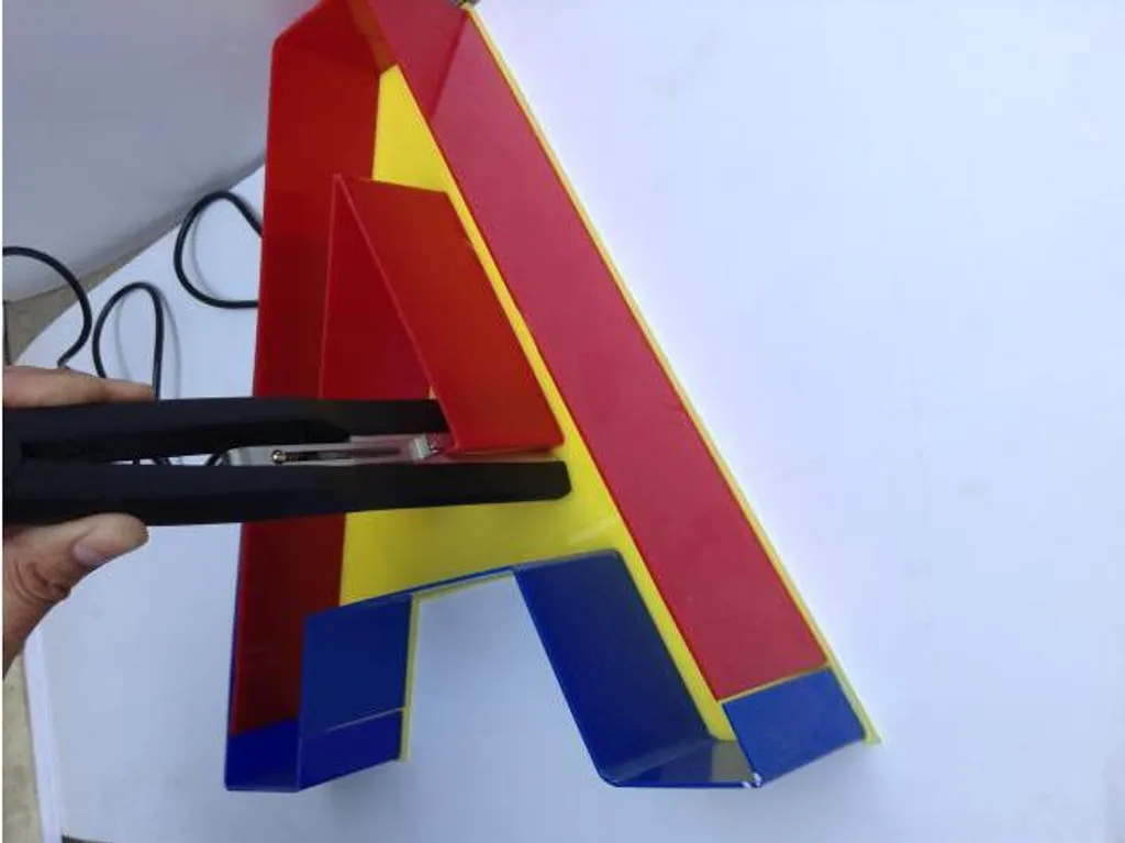 Cintreuse manuelle de canaux acryliques avec chauffage pour lettres - 4