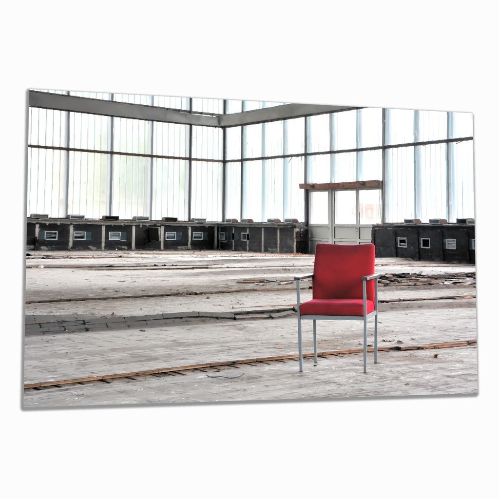 Wallario Herdabdeckplatte aus Glas, Größe 80 x 52 cm 1-teilig, Motiv Stille und Leere - ein einsamer roter Stuhl in einer alten Halle