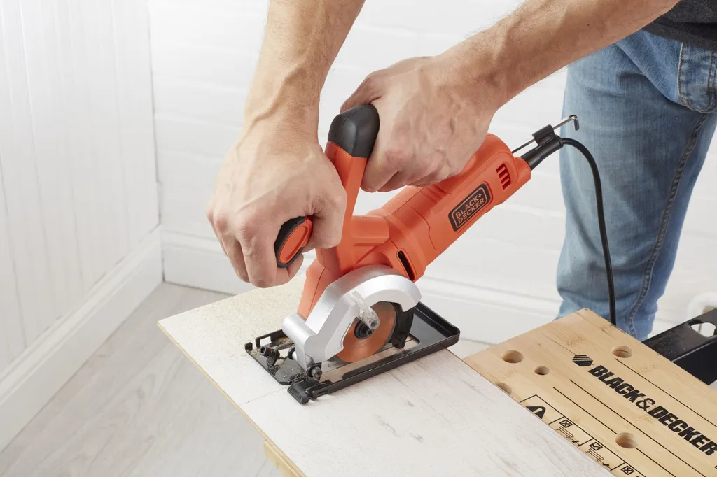 Scie circulaire pour parquet et bricolage 400W Black&Decker 27mm