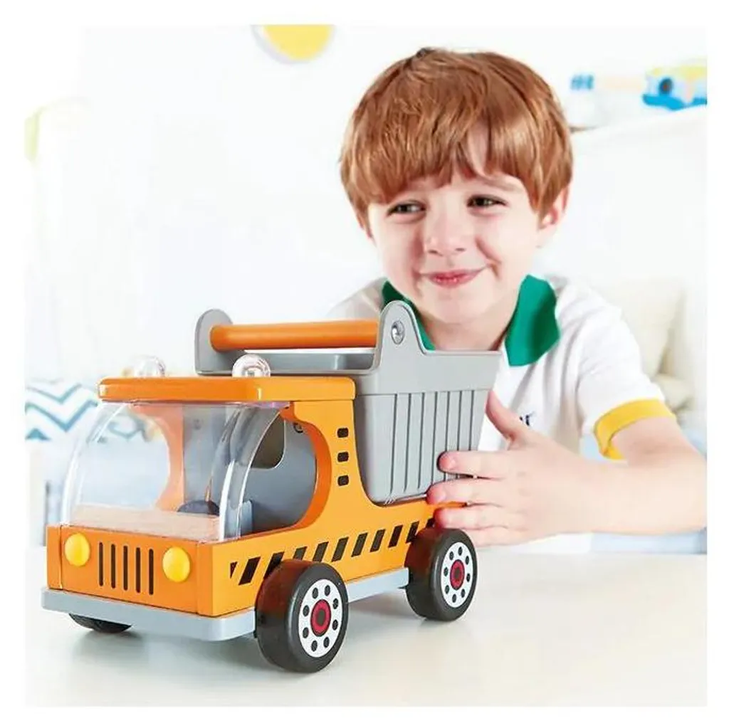 Grand camion-benne tout-terrain avec pneus souples et benne mobile