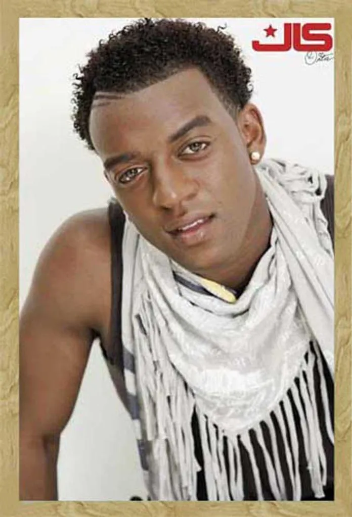 Regalo Fan JLS: Poster Oritsé Williams con Cornice Faggio