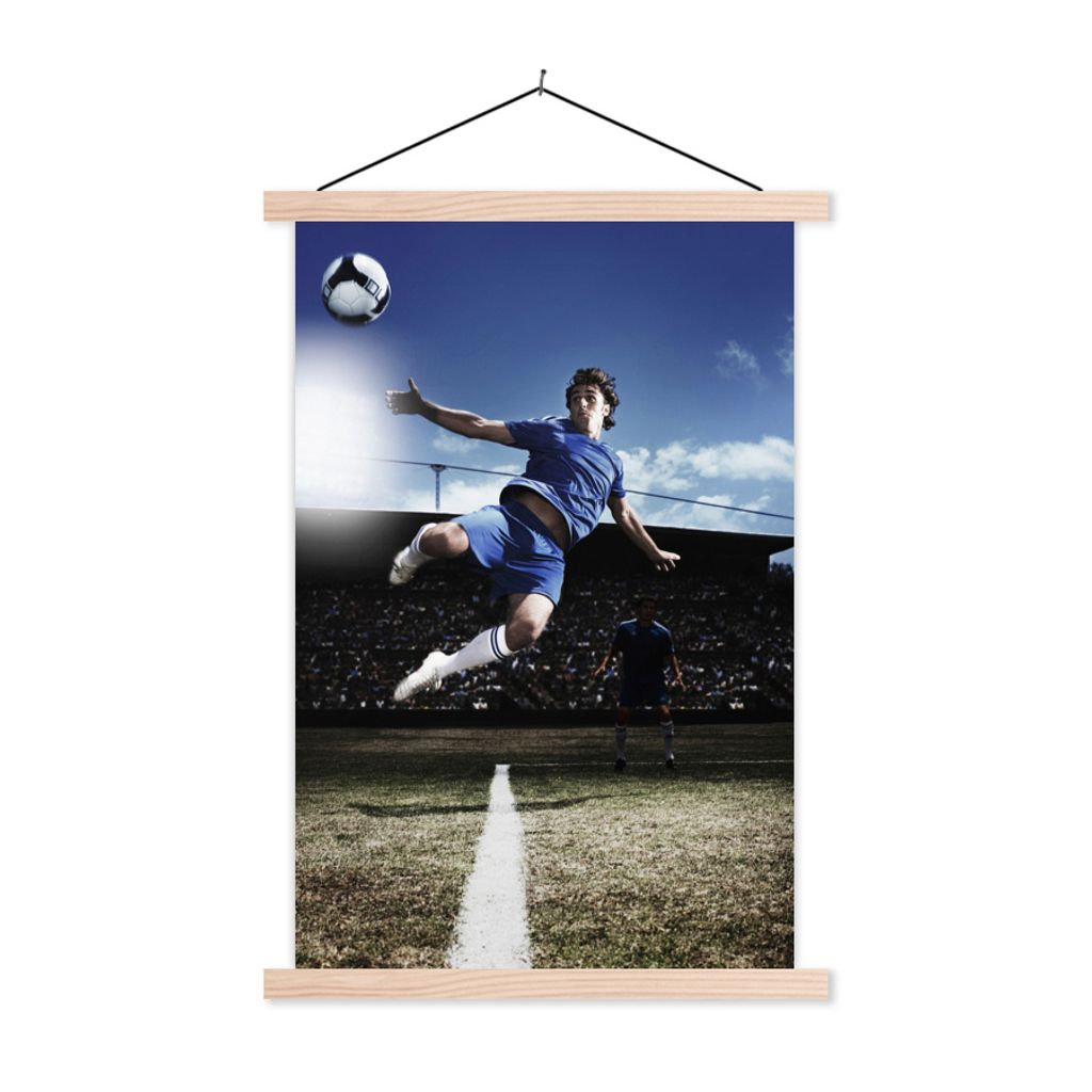 MuchoWow Textilposter Fußballspieler macht einen Volley 60x90 cm mit holzfarbenen Rahmen - Textil
