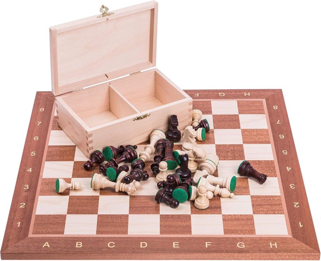 Professionelles Schachset mit Holzschachbrett und Schachfiguren