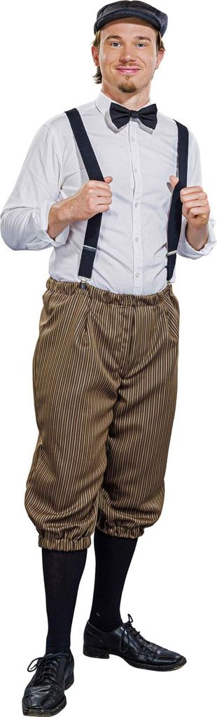 Mann in braun gestreifter Knickerbocker mit schwarzen Hosenträgern, weißem Hemd und Schirmmütze von Vorne.