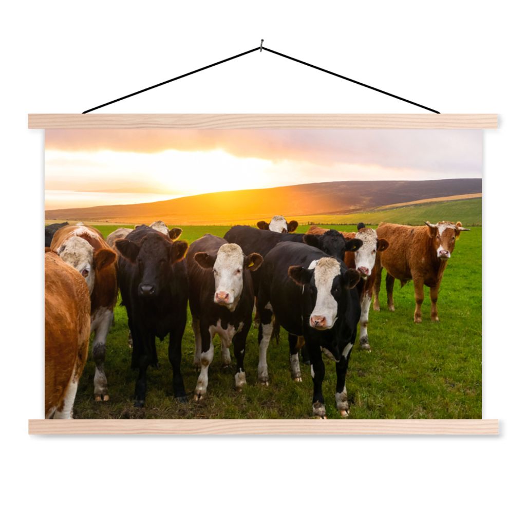 MuchoWow Textilposter Kühe - Hügel - Sonnenuntergang - Gras - Grün 120x80 cm mit holzfarbenen Rahmen - Aufhängeset