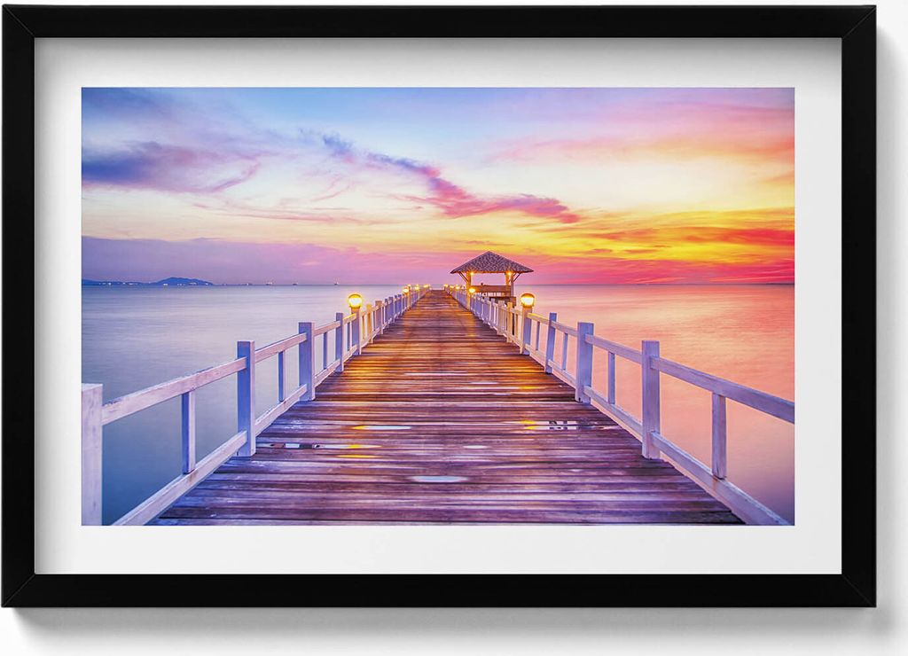 Hölzerne Brücke im Hafen– Wandbild mit Rahmen – Gerahmtes Bild – Wanddekoration – 60x40 cm – Schwarz Rahmen