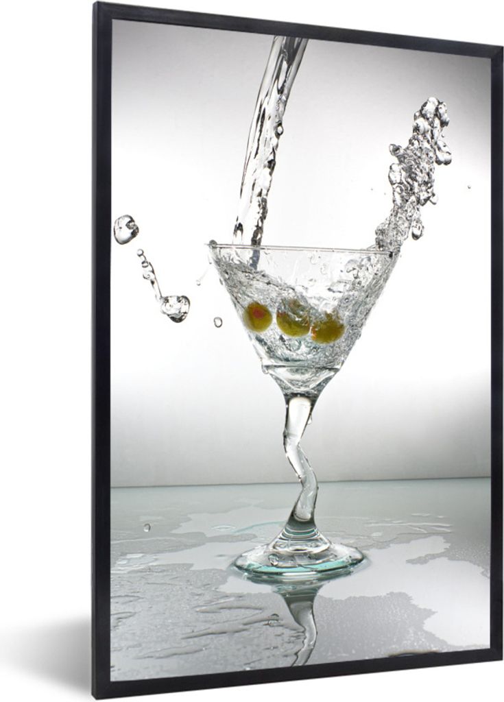 MuchoWow Gerahmtes Poster Martini-Glas wird gefüllt 20x30 cm - Poster mit Schwarzem Bilderrahmen Wandposter Rahmen Foto Bilder - Drucken - Bilde...