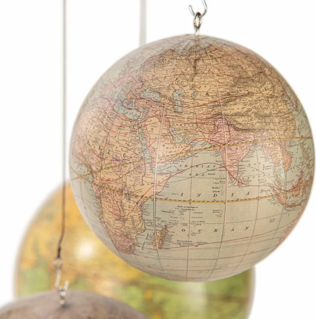 Sublimez vos Plafonds avec le Mobile Globes GL060 : Déco Vintage Chic