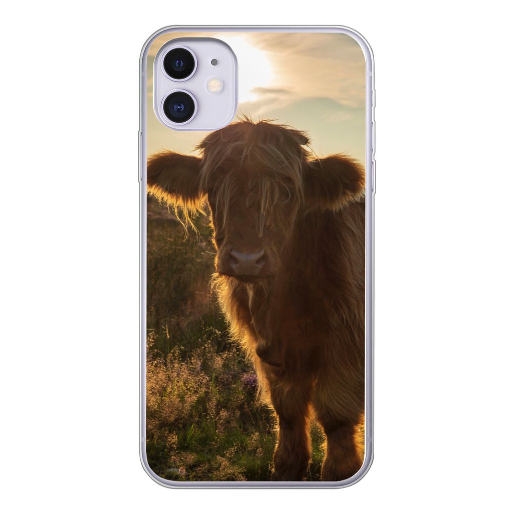 MuchoWow Handyhülle Schutzhülle Hülle für iPhone 11 Schottischer Highlander - Sonnenuntergang - Gras Silikon Softcase Handy Hülle - Handytasche