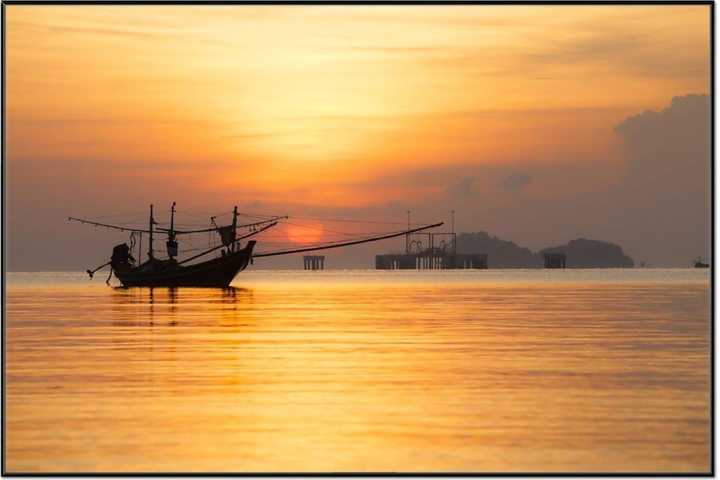 Wallario Wandbild Thailändisches Fischerboot vor Sonnenuntergang, Größe: 61 x 91,50 cm, Poster mit schwarzem Aluminiumrahmen