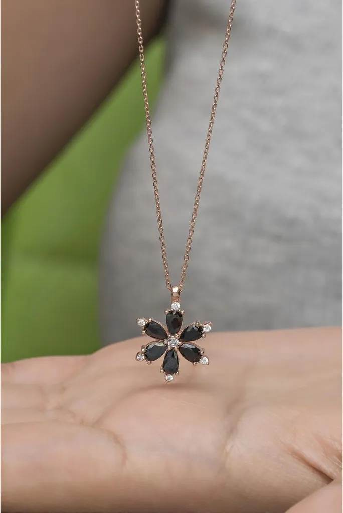 Collier camélia argent pour soirée et mariage - Accessoire chic avec pierre