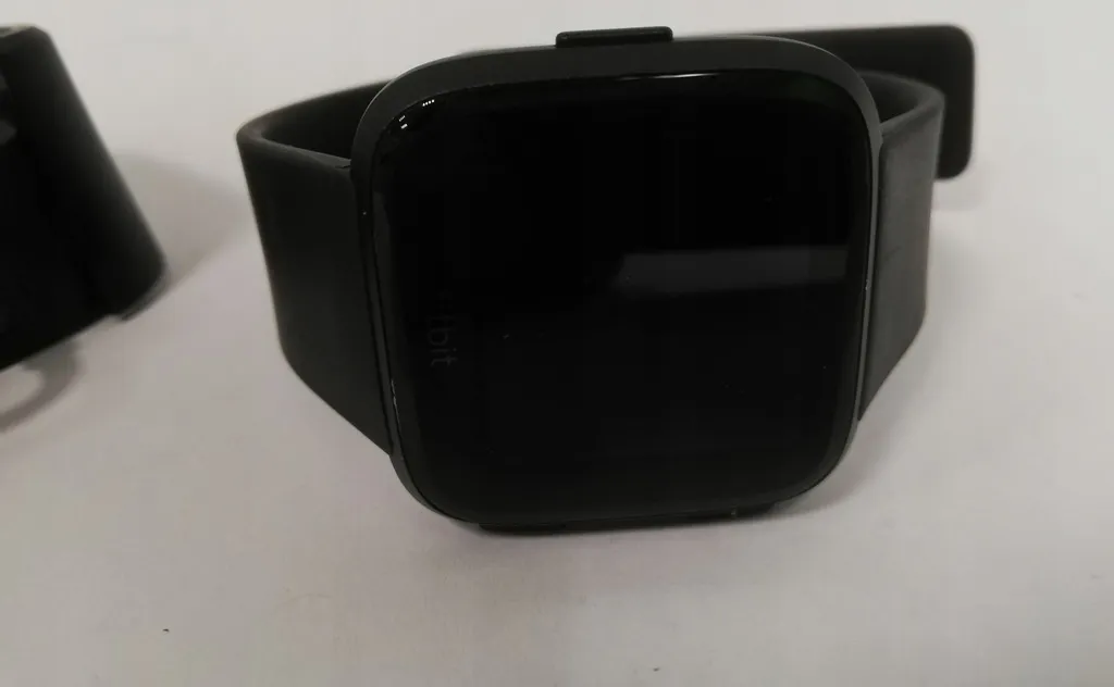 Ne Manquez Plus Rien avec la Fitbit Versa Noir : Notifications et NFC - 16