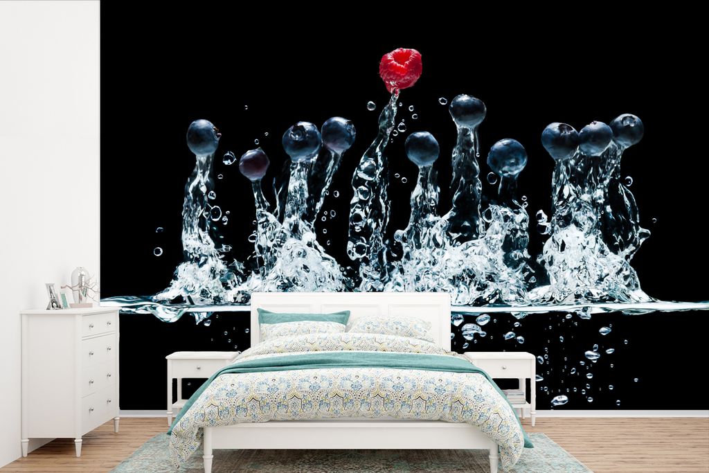 MuchoWow Fototapete für Wohnzimmer oder Schlafzimmer Wandtapete Vinyl Motivtapete Beeren - Wasser - Schwarz - Obst - Himbeere - 525x350 cm - Das...