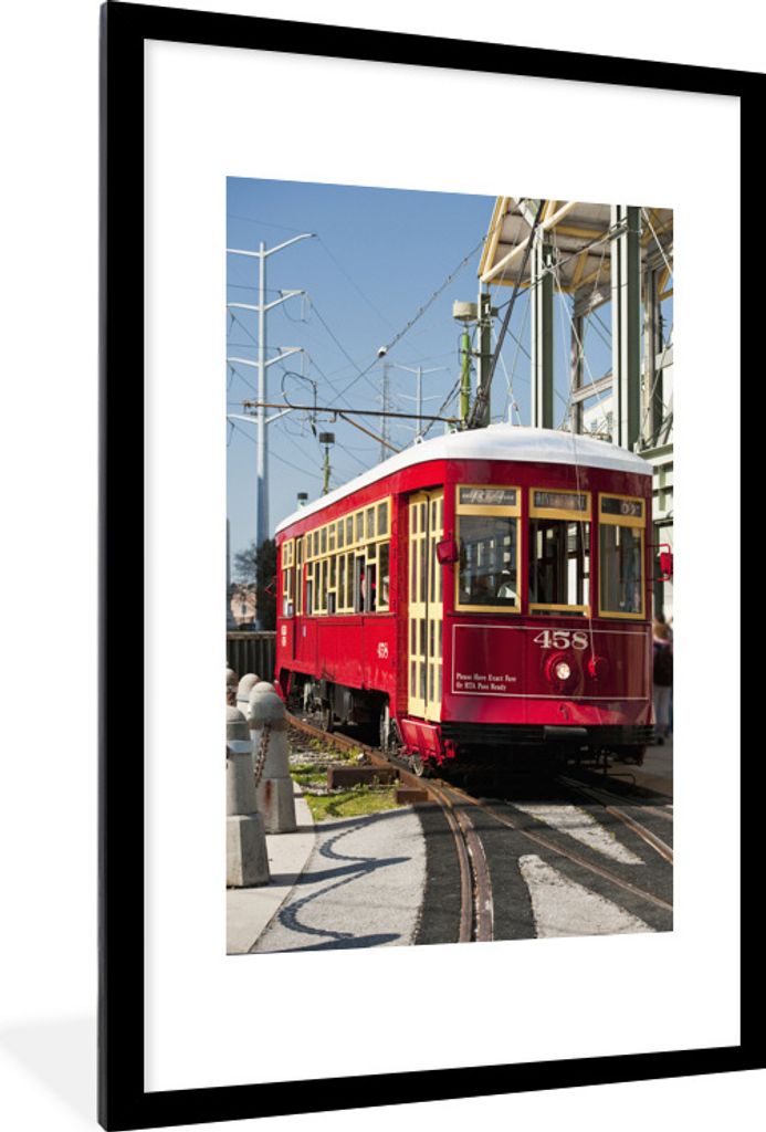 MuchoWow® Gerahmtes Poster Eine rote Straßenbahn befördert Produktbild 