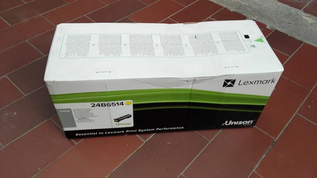 Toner jaune Lexmark 24B6514 d'origine contre les traces d'encre