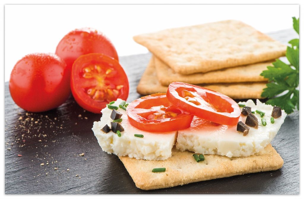 Wallario Premium Teppich, Größe 90 x 140 cm, Frisches Knäckebrot mit Tomaten und Käse