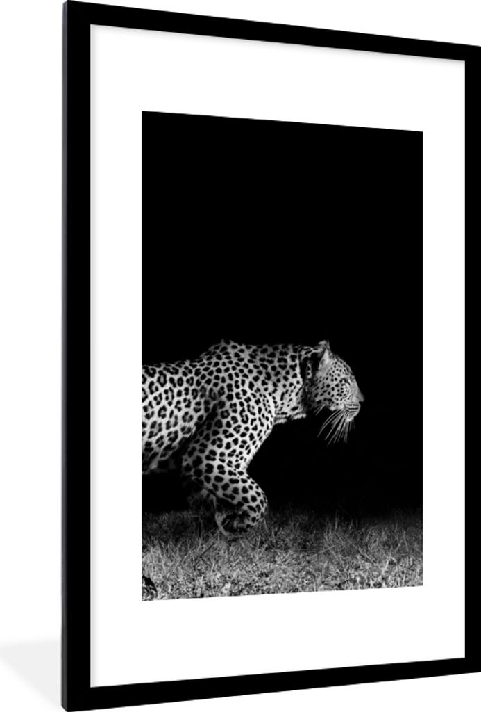 MuchoWow Gerahmtes Poster Wildtiere - Leopard - Gras - Schwarz - Weiß 60x90 cm - Poster mit Schwarzem Bilderrahmen Wandposter Rahmen Foto Bilder...