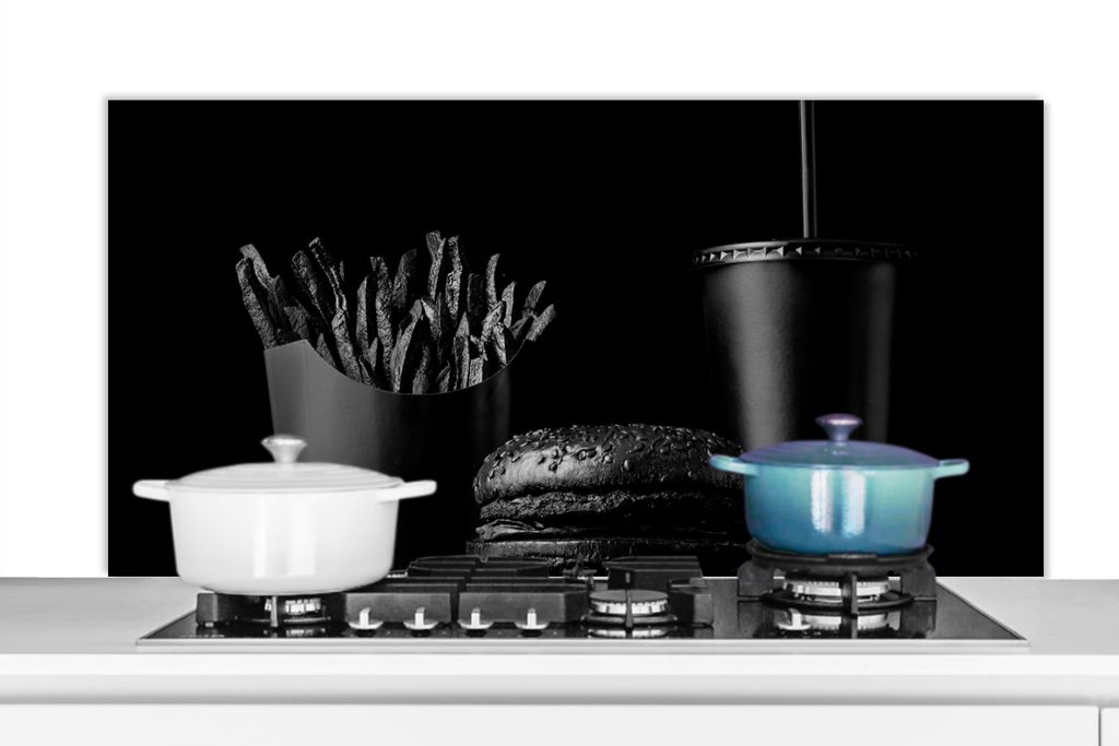KitchenYeah Spritzschutz Küche - Küchenrückwand - Wandschutz für Herd und Spüle - Fastfood-Mahlzeit mit Burger und Pommes frites in Schwarz-...