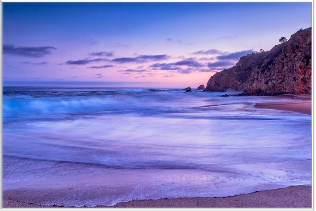 Wallario Wandbild Kalifornischer Strand am Abend mit Felsenküste, Größe: 61 x 91,50 cm, Poster mit weißem Aluminiumrahmen