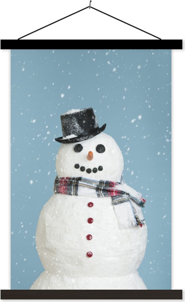 MuchoWow Textilposter Ein glücklicher Schneemann zu Weihnachten mit einem hellblauen Hintergrund 60x90 cm mit schwarzem Rahmen - Poster Wohnzimmer