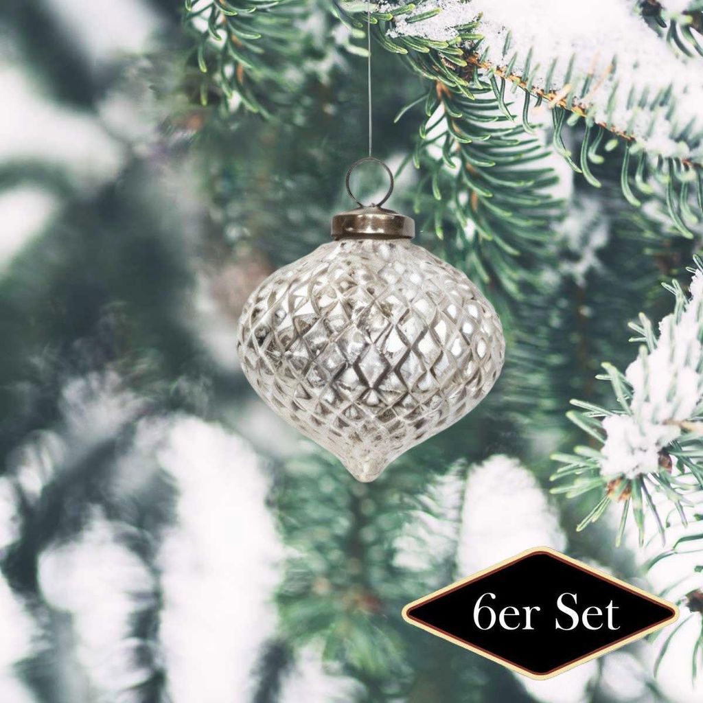 Weihnachtskugel aus Glas, weiß oval Rautenmuster - handgemacht in Indien, 8 cm