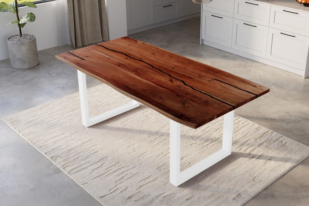 Baumkantentisch 200 x 100 cm Polly, Epoxidharz-Adern in Schwarz, Akazienholz massiv + nussbaumfarben, Esstisch mit U-Eisengestell Weiß, Tischplatt...