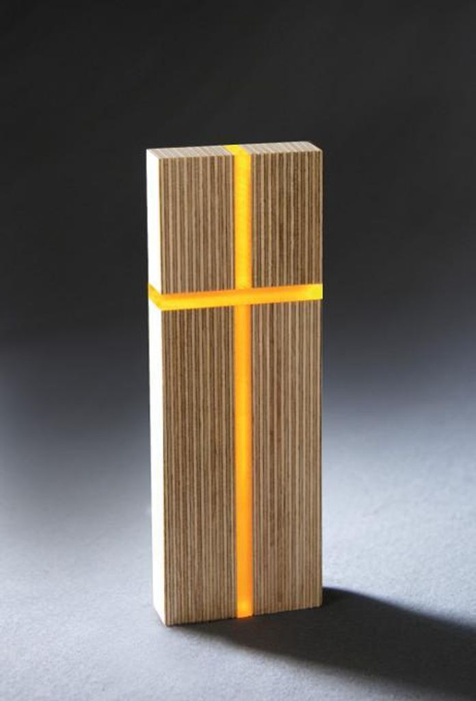 Kreuz aus Naturholz mit Lichteffekt, hell-dunkle Schichten, Produktbild 