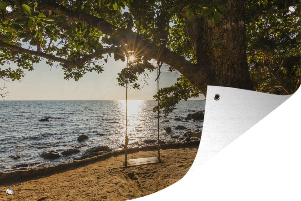 MuchoWow 90x60 cm Outdoor-Poster Gartendeko Sichtschutz Garten Poster für den Garten Ein tropischer Baum mit einer Schaukel am Strand von Ko Chang